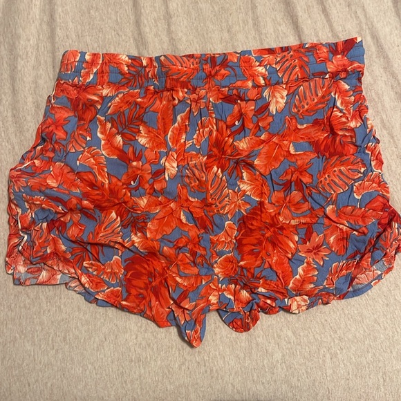 Cute floral shorts size large but I would say M/L - Picture 2 of 4